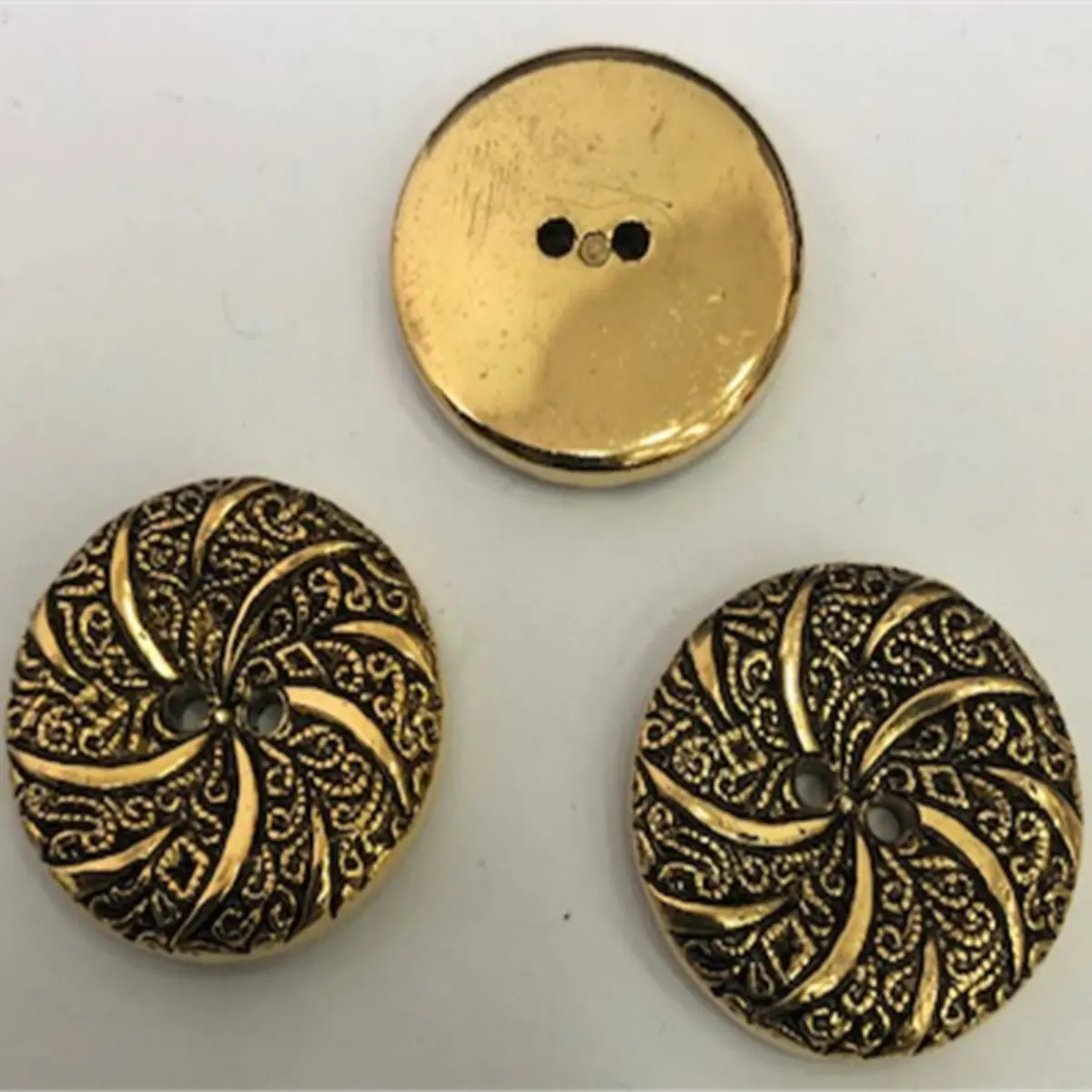 Buttons Metallic Effect In Gold Or Silver - Dress, Cardigans, Jackets Pins & Needles Buttons Metallic Effect In Gold Or Silver - Dress, Cardigans, Jackets Pins & Needles